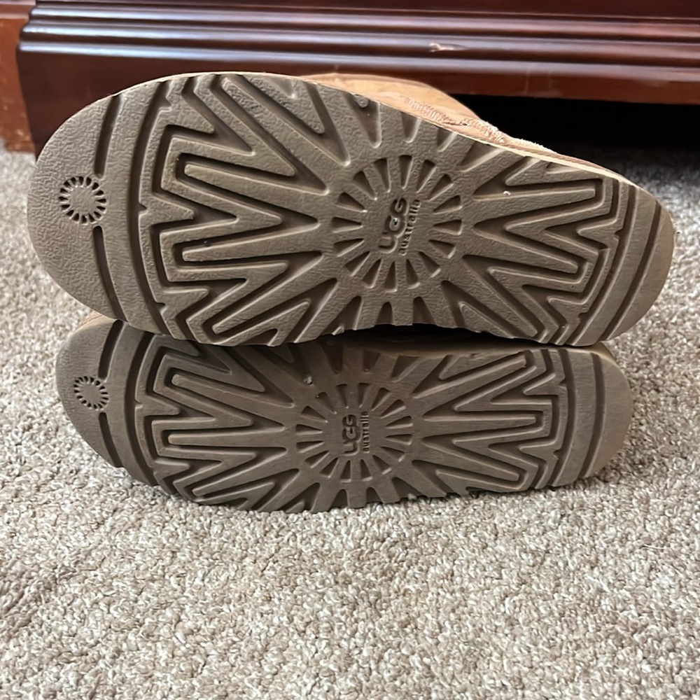 UGG BOOTS - Picture 3 of 3